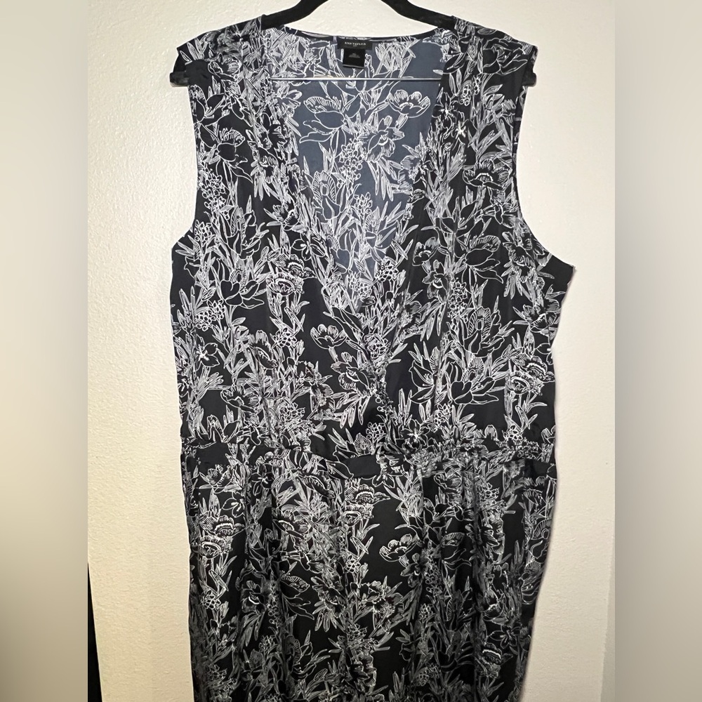 Ann Taylor V Neck Navy and White Floral Jumpsuit Size XL
